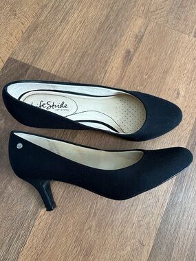 Women’s size 8.5 Life Stride Black Low Heel Pump